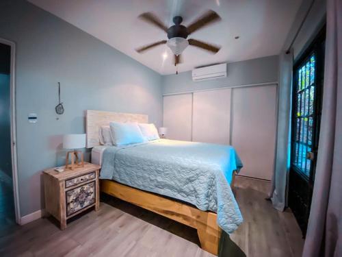 Ένα ή περισσότερα κρεβάτια σε δωμάτιο στο Beautiful 2BR Casita with Pool & Parking