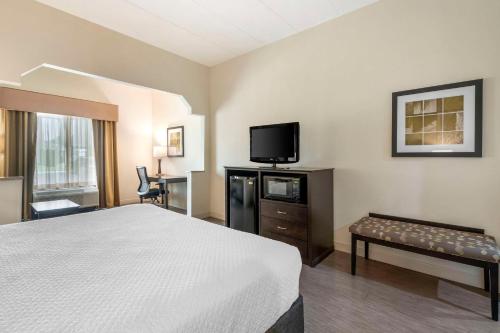 Postel nebo postele na pokoji v ubytování Best Western Suites Columbus