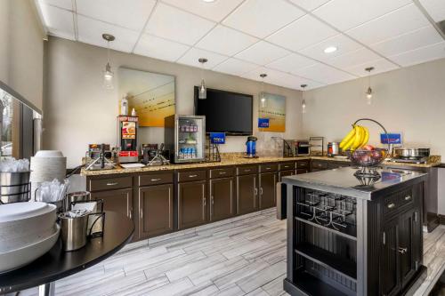 Kuchyň nebo kuchyňský kout v ubytování Best Western Suites Columbus