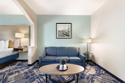Кровать или кровати в номере Best Western Savannah Airport Inn & Suites