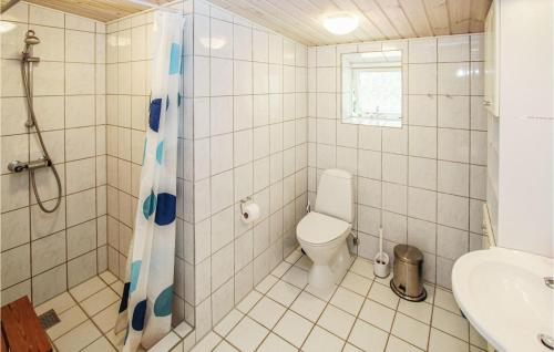 Ένα μπάνιο στο Lovely Home In Samsø With Wifi