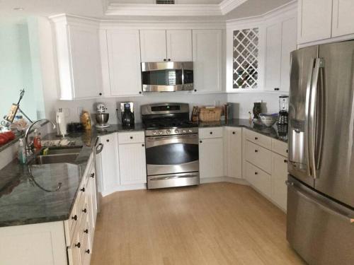 Η κουζίνα ή μικρή κουζίνα στο Ocean view Condo Downtown Watch Hill, RI with porch