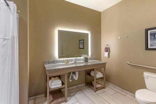 Bilik mandi di Best Western Plus Heber Valley Hotel