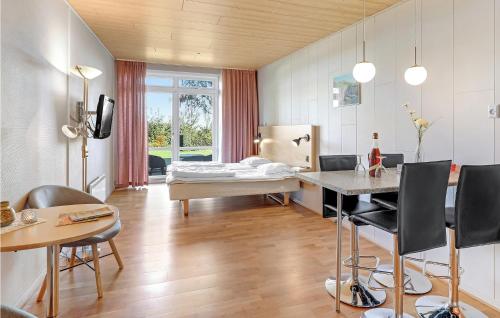 阿灵厄Nice Apartment In Allinge With Wifi的一间有床、桌子和椅子的房间