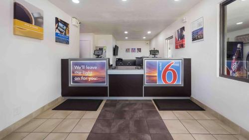 Μια τηλεόραση ή/και κέντρο ψυχαγωγίας στο Motel 6-Meridian, MS