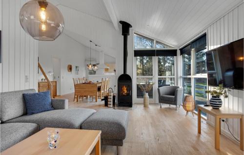 ein Wohnzimmer mit Couch und Kamin in der Unterkunft Gorgeous Home In Strandby With Kitchen in Strandby