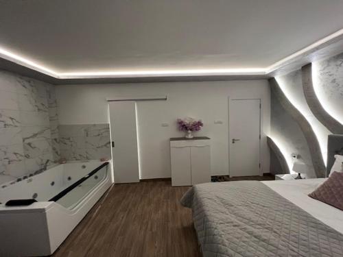 Postel nebo postele na pokoji v ubytování S class apartment