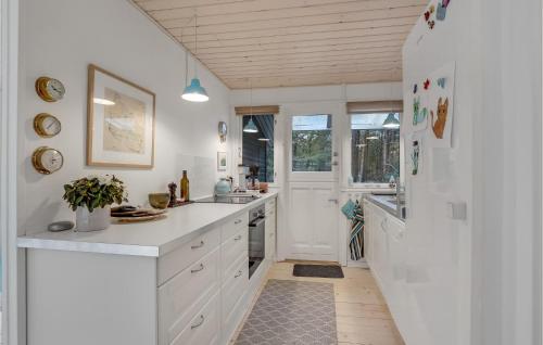 Kuchyň nebo kuchyňský kout v ubytování Holiday Home Jomfrustien Nexø I
