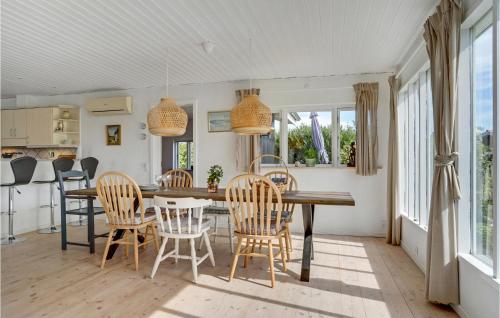 Una cocina y un comedor con mesa y sillas. en Stunning Home In Otterup With Kitchen, en Otterup