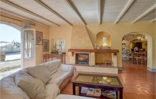 Posezení v ubytování Pet Friendly Home In Cogorno With Wifi