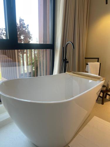 Ένα μπάνιο στο Square INN Garden Aparthotel