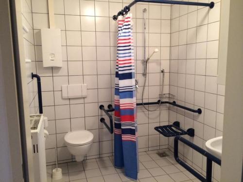 Ένα μπάνιο στο Rolligerechtes Appartement mit Terrasse und Garten
