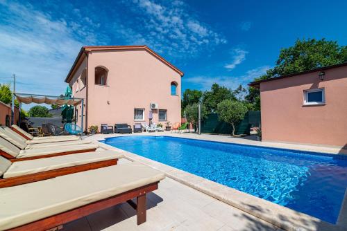 Family friendly apartments with a swimming pool Pula - 21314