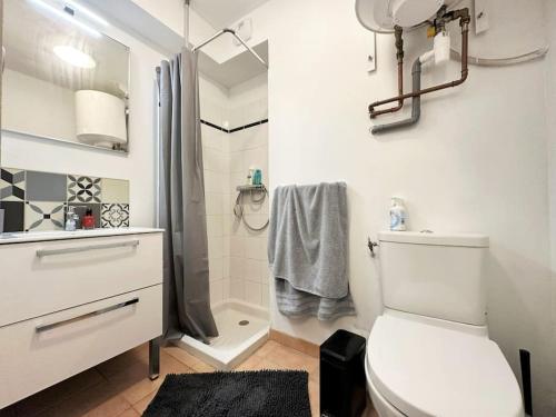 une salle de bain blanche avec toilettes et douche dans l'établissement Studio appart'hôtel meublé et climatisé, à Avignon