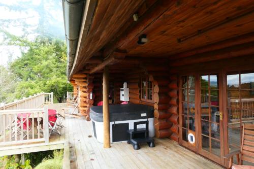 Un balcón o terraza de Ruapehu Log Lodge