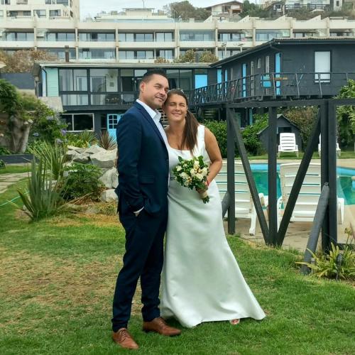 a bride and groom are posing for a picture at Hotel Trocadero in Concón