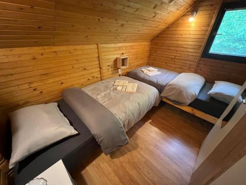eine Draufsicht auf zwei Betten in einer Kabine in der Unterkunft Family friendly house with a parking space Veliki Komor, Zagorje - 23212 in Zlatar