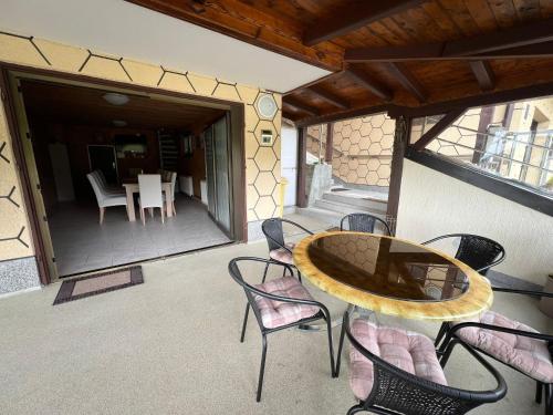 eine Terrasse mit Tisch und Stühlen auf einem Balkon in der Unterkunft Family friendly house with a parking space Veliki Komor, Zagorje - 23212 in Zlatar