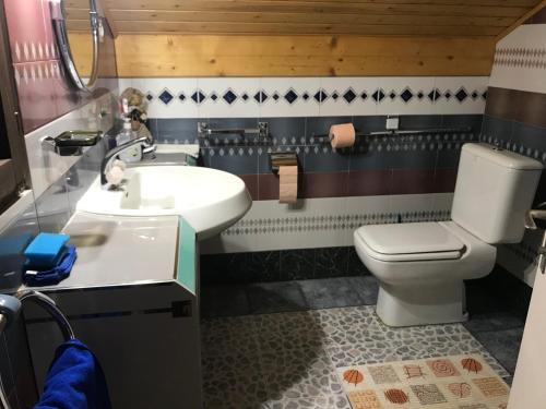 Ένα μπάνιο στο Apartments with parking space Veliki Komor, Zagorje - 23213