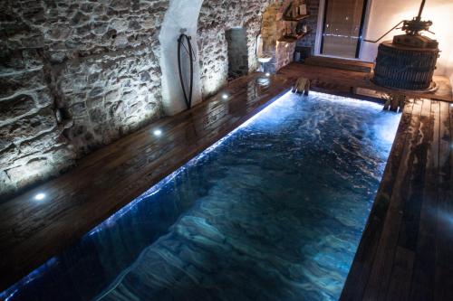 Une piscine intérieure est disponible dans le bâtiment le plus ancien du monde. dans l'établissement Bed and Breakfast La Grande Lauzade, au Luc