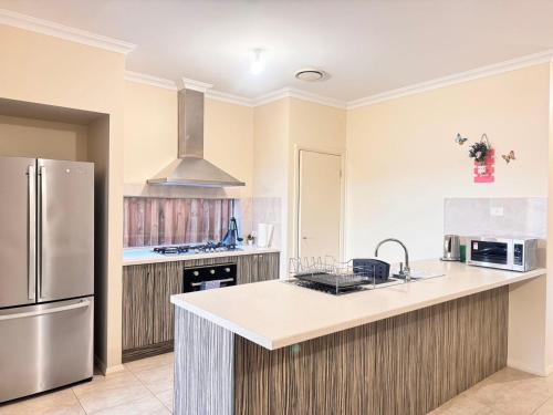 Una cocina o zona de cocina en Blue Haven Retreat - Thornton Central 34