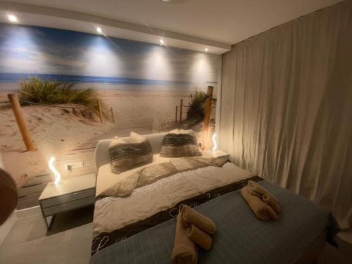 1 dormitorio con 1 cama y una pintura de playa en Penthouse Pure South Manilva Sea View, en Castillo de Sabinillas