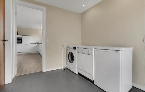 Η κουζίνα ή μικρή κουζίνα στο Stunning Home In Sydals With Wifi