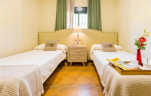 a bedroom with two beds and a table with a lamp at Stunning Home In Ubrique With Kitchen in Ubrique