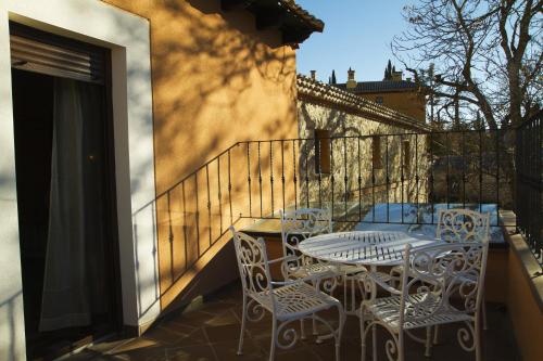 a patio with a table and chairs on a balcony at El Horno de Leopoldo in Hueva