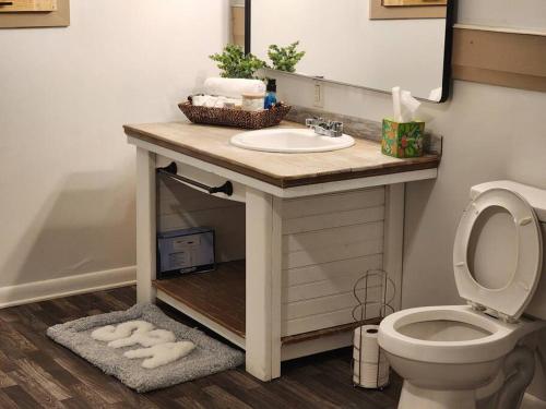 Bilik mandi di Messick Farmstyle Home