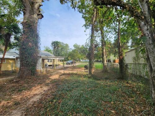 Taman di luar Messick Farmstyle Home