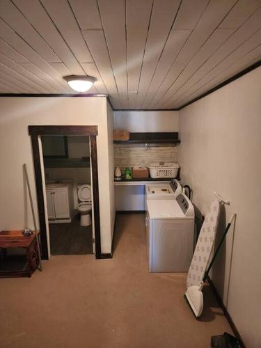 Dapur atau dapur kecil di Messick Farmstyle Home