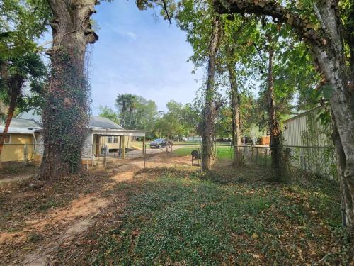 Taman di luar Messick Farmstyle Home