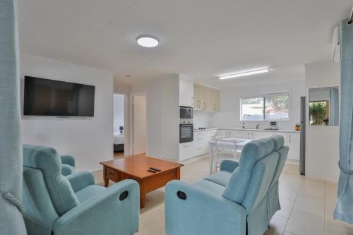 Kuchyň nebo kuchyňský kout v ubytování Beachside Units in the heart of Bargara