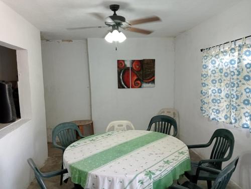 a room with a table and chairs and a ceiling fan at Casa tranquila, céntrica para familias grandes -10 personas- in Ciudad Victoria