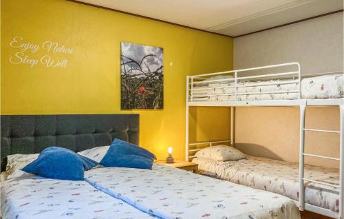 Ένα ή περισσότερα κρεβάτια σε δωμάτιο στο Gorgeous Home In Heinkenszand With Wifi