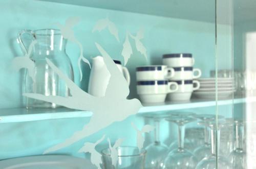 a room with a shelf with glasses and vases at Insel Cres, Stivan, liebevoll restauriertes Dorfhaus über der Adriabucht Merascica in Štivan