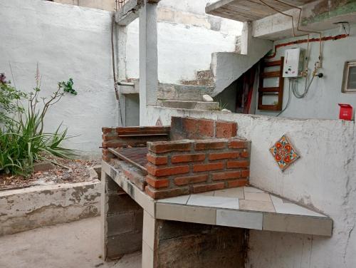 a brick bench sitting outside of a building at Casa tranquila, céntrica para familias grandes -10 personas- in Ciudad Victoria