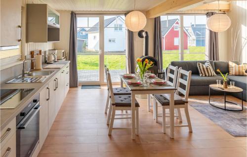 a kitchen and living room with a table and chairs at Lovely Home In Zerpenschleuse With Wifi in Zerpenschleuse