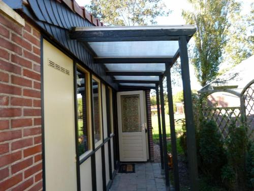 Fotografie z fotogalerie ubytování Ferienbungalow mit Terrasse in einem kleinen Ferienpark mit See v destinaci Dirkshorn