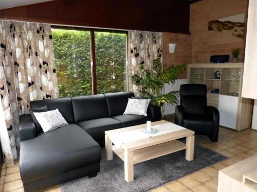 Posezení v ubytování Ferienbungalow mit Terrasse in einem kleinen Ferienpark mit See