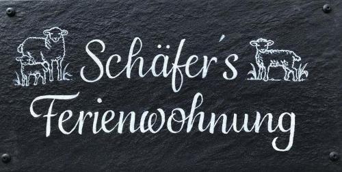 ein Schild mit der Aufschrift „Kinder im Kindergarten mit zwei Schafen“ in der Unterkunft Schäfers Ferienwohnung Oberdiebach am Mittelrhein in Oberdiebach