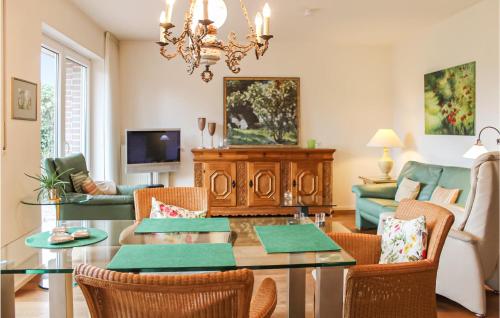 een woonkamer met een tafel en stoelen bij Cozy Apartment In Bad Zwischenahn in Bad Zwischenahn