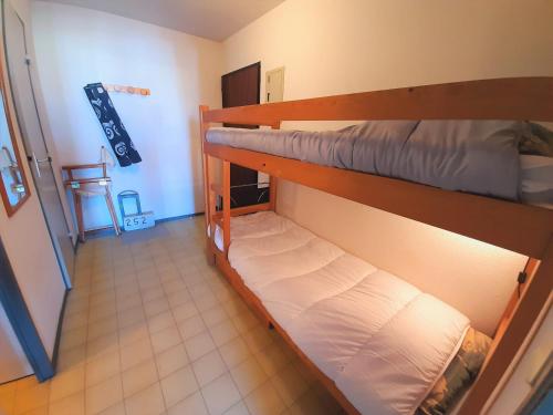 une chambre avec deux lits superposés dans une pièce dans l'établissement Studio cabine avec piscine et tennis, Capbreton - FR-1-239-809, à Capbreton