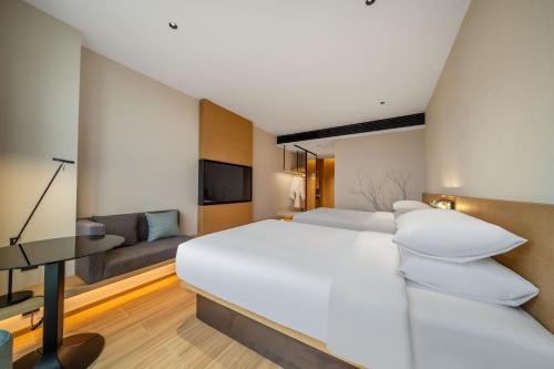 Ένα ή περισσότερα κρεβάτια σε δωμάτιο στο Fairfield by Marriott Hangzhou Wulin Square, China