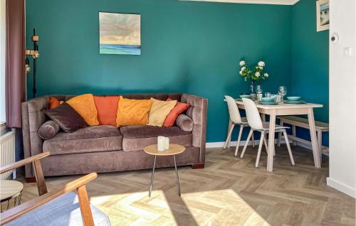 a living room with a couch and a table at Gorgeous Home In Heinkenszand With Wifi in Heinkensand