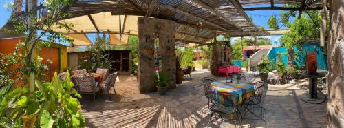 a patio with a table and chairs and plants at Casa La Castañeda in Loreto