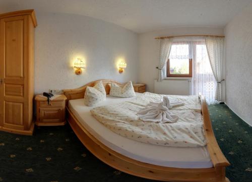 Postel nebo postele na pokoji v ubytování Hotel Alpenhof