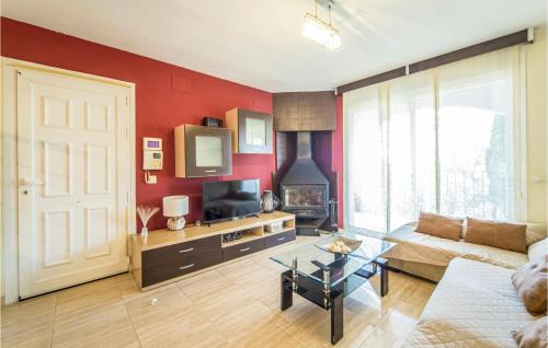 ペニスコラにある3 Bedroom Cozy Home In Peñiscolaのソファと暖炉のあるリビングルーム
