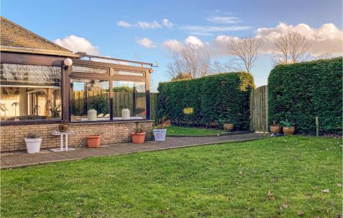 Stavenisseにある3 Bedroom Gorgeous Home In Stavenisseの庭